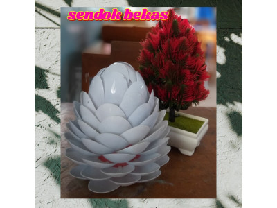 bunga dari sendok bekas